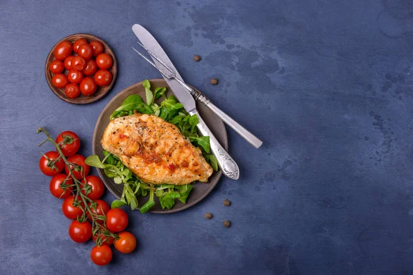 Kurczak z grilla mierzone za z zielenią i pomidorami — Zdjęcie stockowe