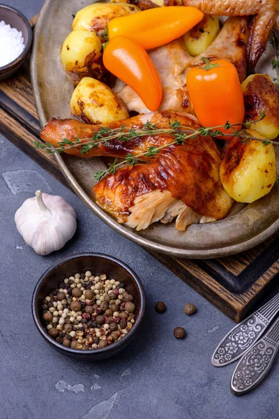 Smażony kurczak i warzywa i przyprawy — Zdjęcie stockowe