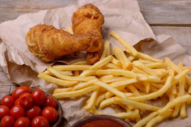 Kızarmış tavuk budu ve Marine domates