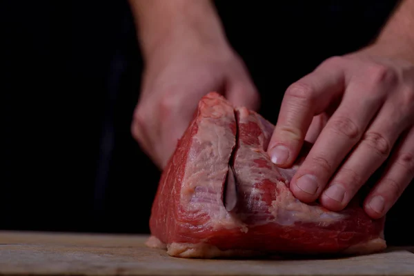 Butcher cuts beef — Stock Photo, Image