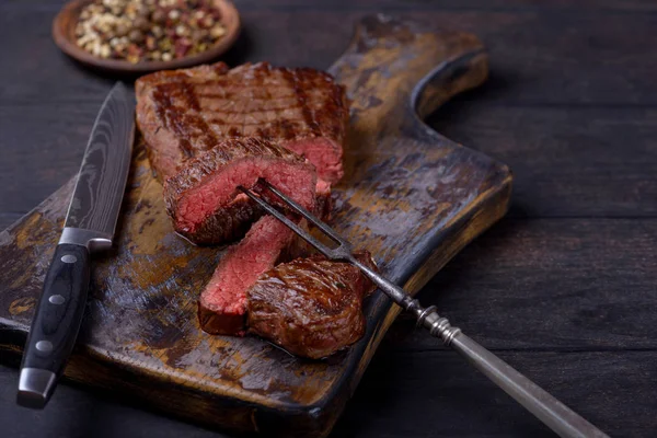 Nahaufnahme Scheiben Steak an Bord — Stockfoto