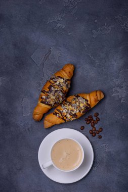 Cappuccino ve toping ile ay çöreği