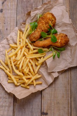 Çıtır tavuk budu ve patates kızartması