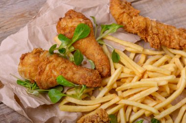 Closeup kızarmış tavuk eti ve patates