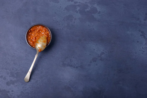 Salsa en tazón con cuchara — Foto de Stock