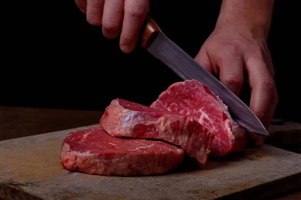 Açougueiro corta carne — Fotografia de Stock