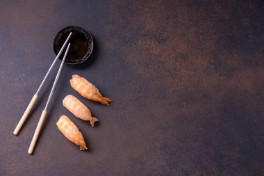 Japon suşi nigiri karides ile