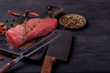 Ham sığır eti biftek et ve bıçak ve çatal