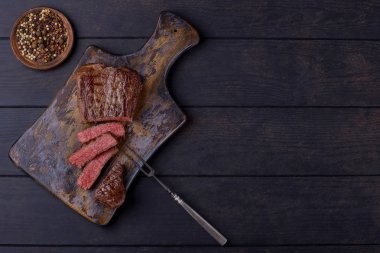 Kesme tahtası ve biber biftek dilimlenmiş