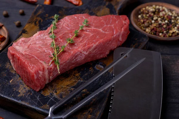 Rundvlees steak en tijm — Stockfoto