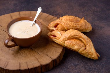 Closeup croissants ve kahve masada