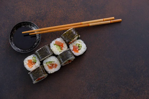 Rolo de sushi japonês com molho de soja — Fotografia de Stock