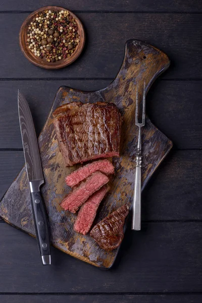 Filete en rodajas y cuchillo y tenedor para carne — Foto de Stock