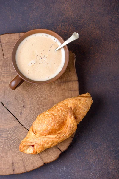 Croissant a kafe pohár, pohled shora — Stock fotografie
