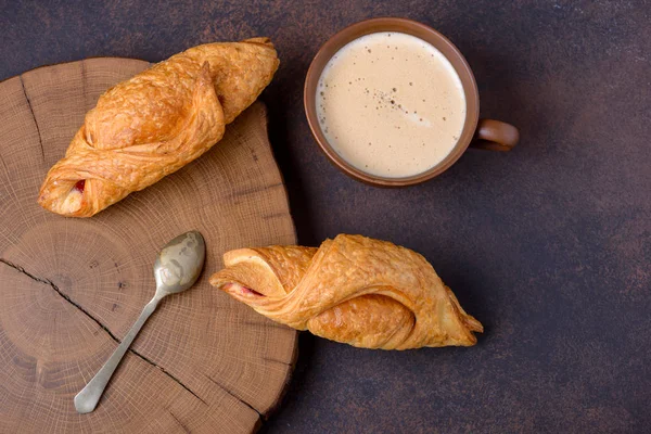 Croissanty a kávu na stole, pohled shora — Stock fotografie
