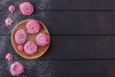 Ahşap plaka üzerinde Meringues kurabiye
