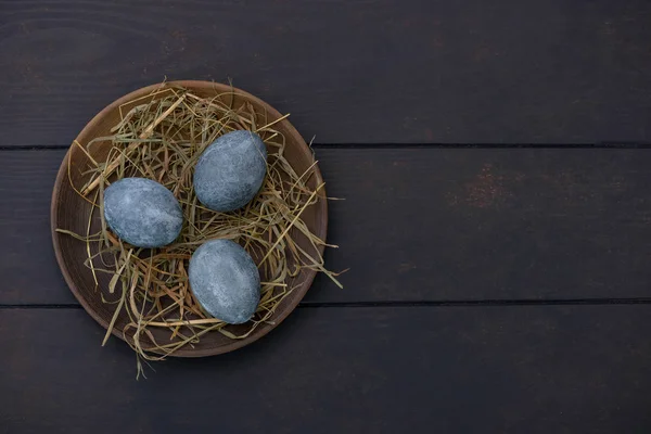 Ovos de Páscoa em prato com feno — Fotografia de Stock