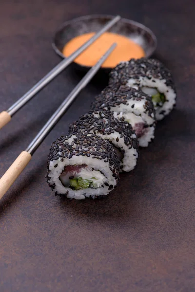 Sushi-Rolle mit Fisch und Frischkäse und Sauce — Stockfoto