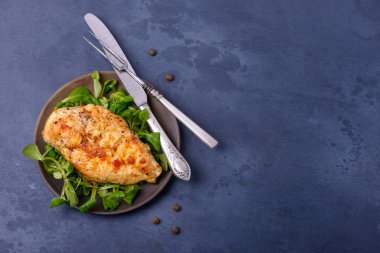 Tabakta Mısır salata ızgara breas tavuk