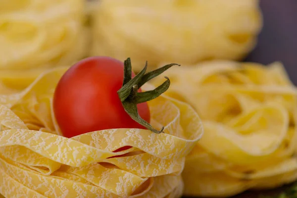 Pasta fettuccine close-up dengan tomat — Stok Foto