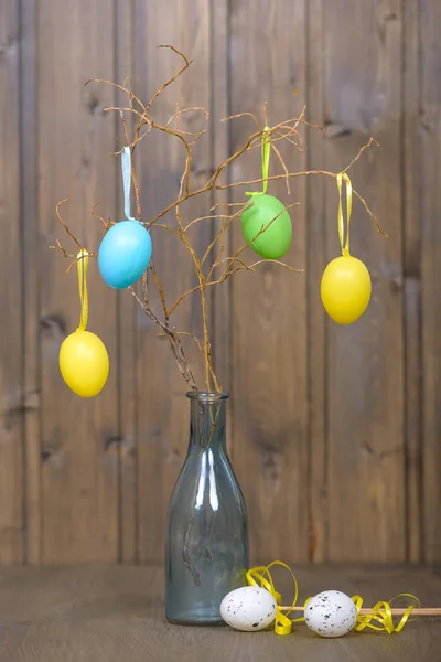 Ovos de decoração de Páscoa em ramo em garrafa — Fotografia de Stock