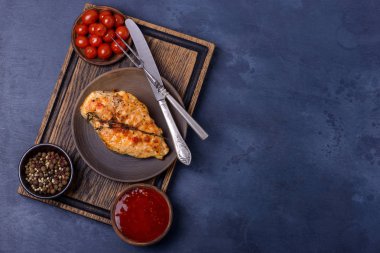 Çatal bıçak takımı ile plaka üzerinde meme tavuk