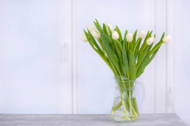 Odasındaki masada güzel Lale