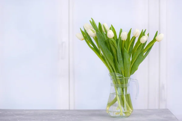 Belas tulipas na mesa no quarto — Fotografia de Stock