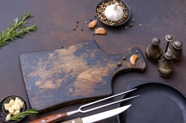 Kesme tahtası alanı ve sarımsak ile