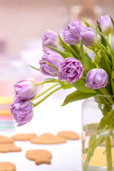 Close-up tulipas roxas em vaso na mesa — Fotografia de Stock