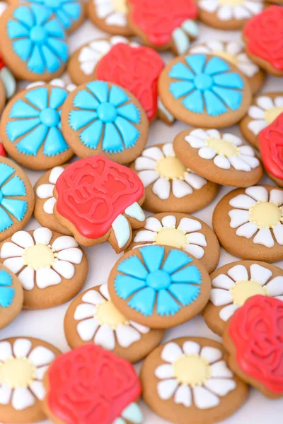 Colorful gingerbread cookie in the shape of flowers — Stock Photo, Image