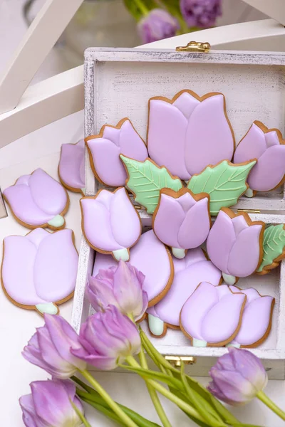 Purple homemade gingerbread cookies in the shape of tulips — Stock Photo, Image