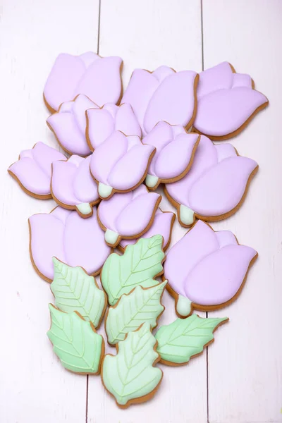 Buquê de biscoitos de gengibre roxo na forma tulipas — Fotografia de Stock