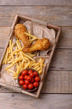 Üstten Görünüm kızarmış tavuk ve patates kızartması ile marine edilmiş domates