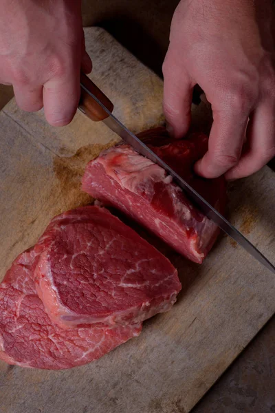 Handen man snijden rundvlees — Stockfoto