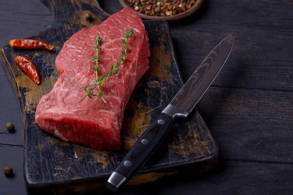 Rauwe biefstuk met tijm en peper en mes — Stockfoto
