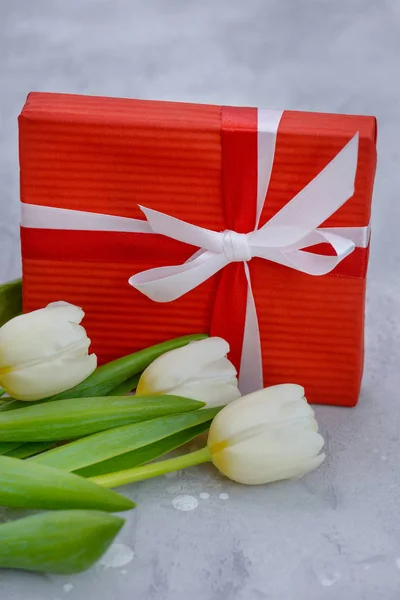 Tulpen und Geschenkbox mit Kopierraum — Stockfoto