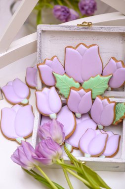 Mor gingerbread çerezleri doğal f ile Lale şeklinde