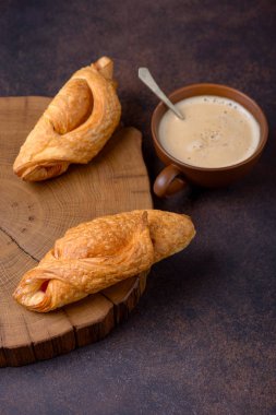 Kruvasan ve kahve masada