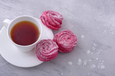 Üstten Görünüm fincan çay ve tatlı beze kurabiye