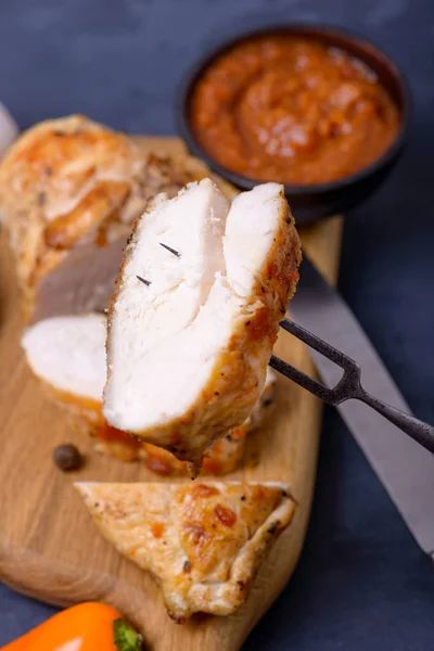 Closeup slice cooked chicken on fork — Stock Photo, Image