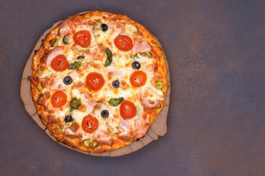 Pastırma, domates, zeytin pizza