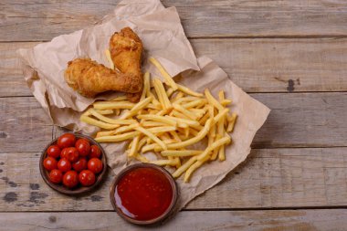 Tavuk budu ve ahşap zemin üzerine garnitür