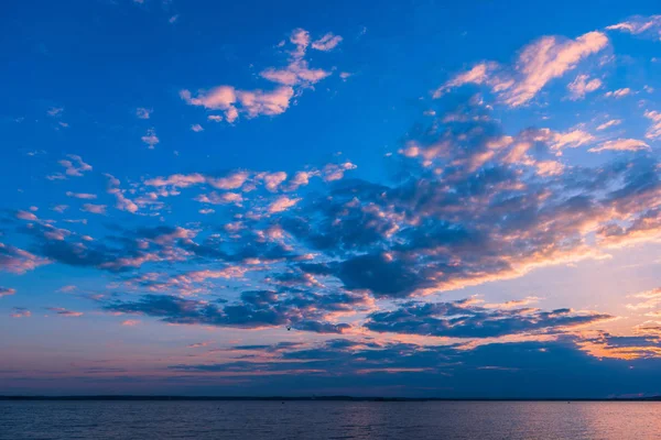 Göl veya deniz üzerinde yaz gün batımı