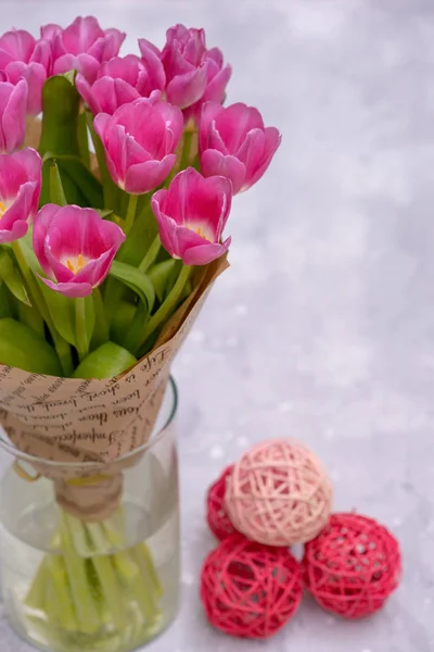 Close-up tulipas em vaso no fundo cinza — Fotografia de Stock