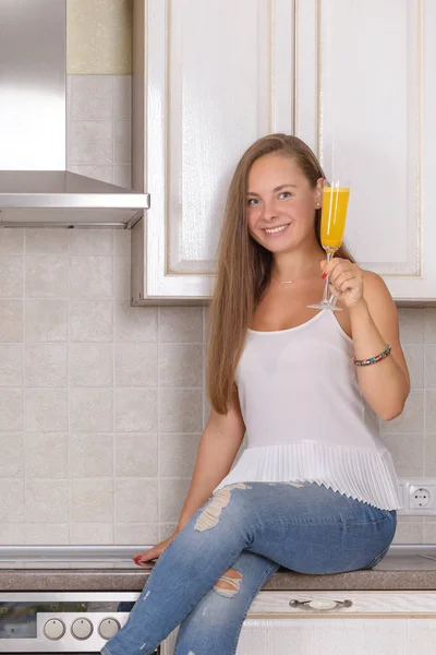 Woman with detox drink from turmeric — Stock Photo, Image