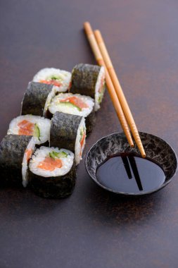 Japon suşi roll soya sos ile