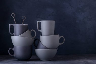 Modern seramik sofra. Siyah ang gri kupa, kase