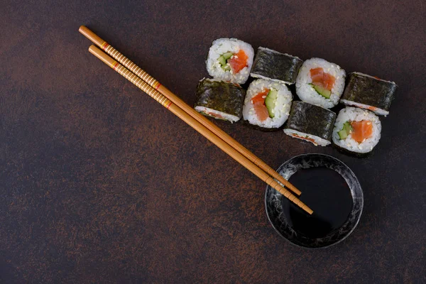 Sushi roll met sojasaus — Stockfoto