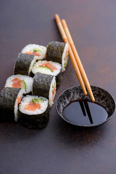 Japanse sushi roll met sojasaus — Stockfoto